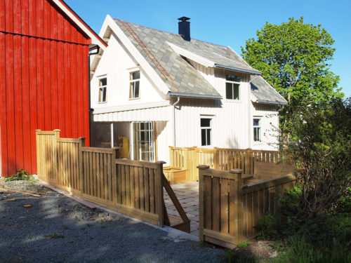 Austrått agrotourism, Kårstua, the patio, a white house in the middle with a patio in the front, a red barn to the left