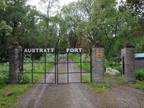 Ørland, Austrått Fort, a gate with a gravel road, gate poles made of stone