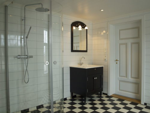 Austrått agrotourism, Kårstua, bathroom with shower, black vanity unit, black and white floor