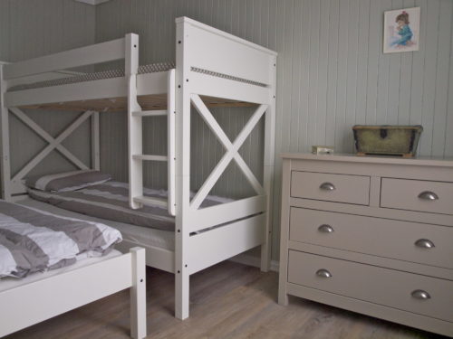 Austrått agrotourism, Kårstua, bedroom with two bunk beds to the left, a grey commode to the right, light green walls