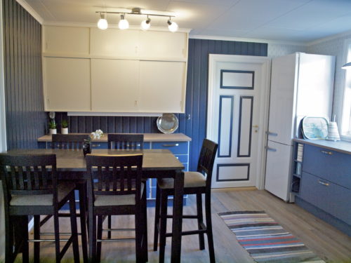 Holiday house, Austrått agrotourism, Kårstua, kitchen with ble kitchen furniture, high table with black bar stools, blue wallsblå